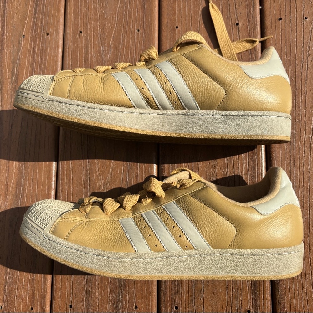 Adidas Superstar men’s size 13 leather sneaker with rubber toe. Tan and white.